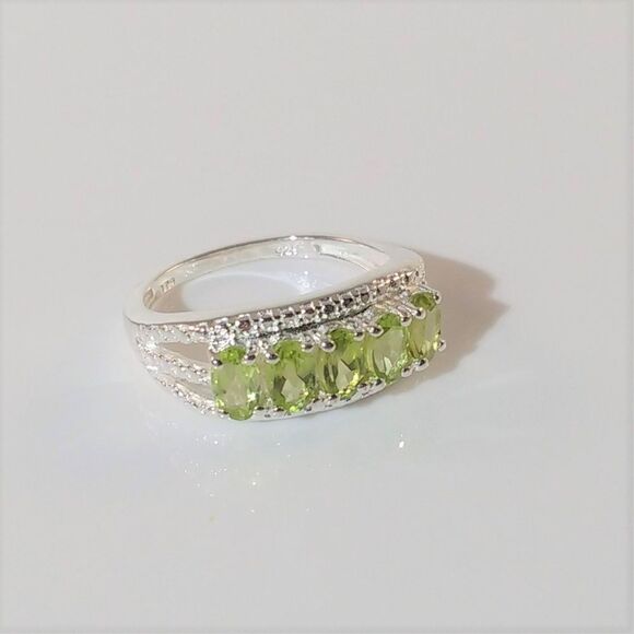 Peridot 1.4 Carats tw Ring in Sterling Silver Size 6-1/4 - Picture 1 of 8